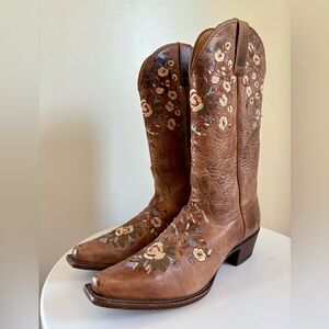 Shyanne Maisie Floral Embroidered Snip Toe Western Boot  Women's 10